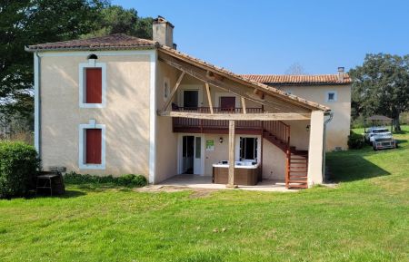 G&icirc;te n&deg;930003 Poudenas - Lot-et-Garonne - La fa&ccedil;ade au levant du b&acirc;timent
