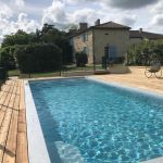 Grande piscine au sel devant la maison