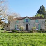 Fa&ccedil;ade principale et terrasse.