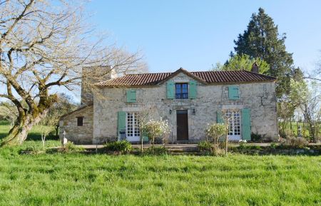 G&icirc;te n&deg;1420 Montpezat - Lot-et-Garonne - Fa&ccedil;ade principale et terrasse.